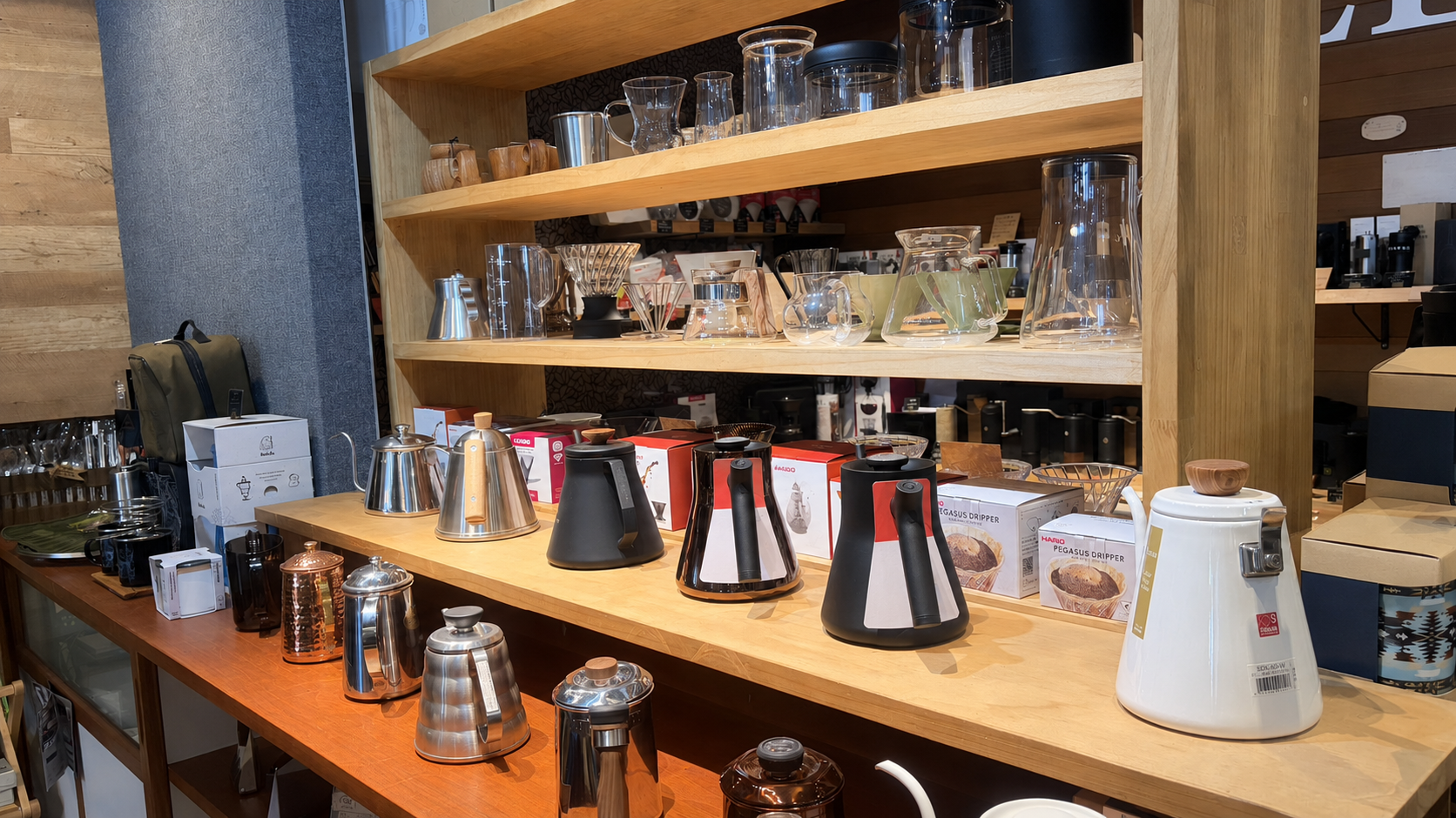 店内のコーヒー器具売り場 1